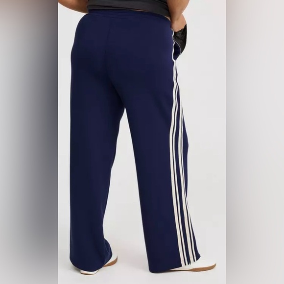 Pre-Loved Torrid Navy Track Pants Size: 2x Regular Length - Picture 4 of 10